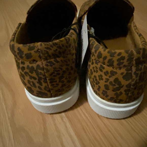 Slip on platform sneakers. NIB NWT. Animal print. Gorgeous print ! Size 9.5 - Picture 4 of 5